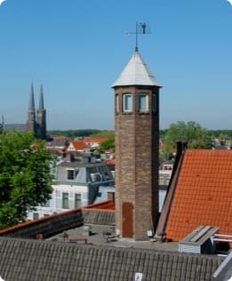 De toren van de sociëteit met de Nieuwe Kerk op de achtergrond